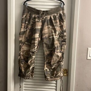 Motherhood Maternity Camouflage Capri Cargos Size M - Great Pre-Loved Condition